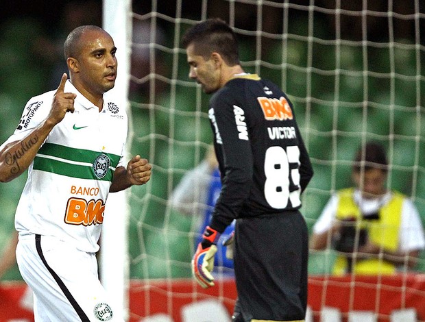 Deivid comemora gol do Coritiba sobre o Atlético-MG (Foto: Heuler Andrey / Ag. Estado)