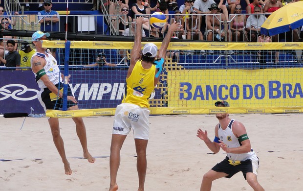 emanuel, pedro solberg e alison vôlei de praia campinas (Foto: Helena Rebello/Globoesporte.com)