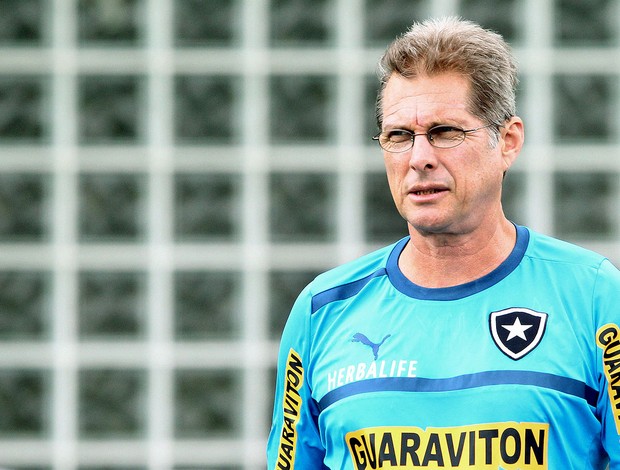 Oswaldo de Oliveira no treino do Botafogo (Foto: Ivo Gonzalez / Agencia O Globo)