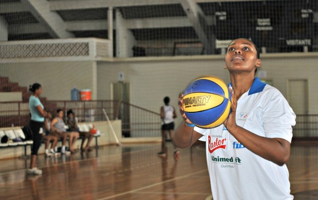 Abi Olajuwon basquete Ourinhos (Foto: João Gabriel Rodrigues / GLOBOESPORTE.COM)