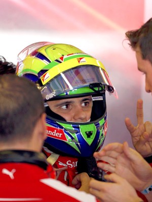 Massa nos boxes da Ferrari no treino em Abu Dhabi (Foto: Reuters)