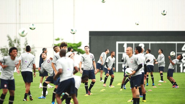 Treino corinthians (Foto: Marcos Ribolli / Globoesporte.com)