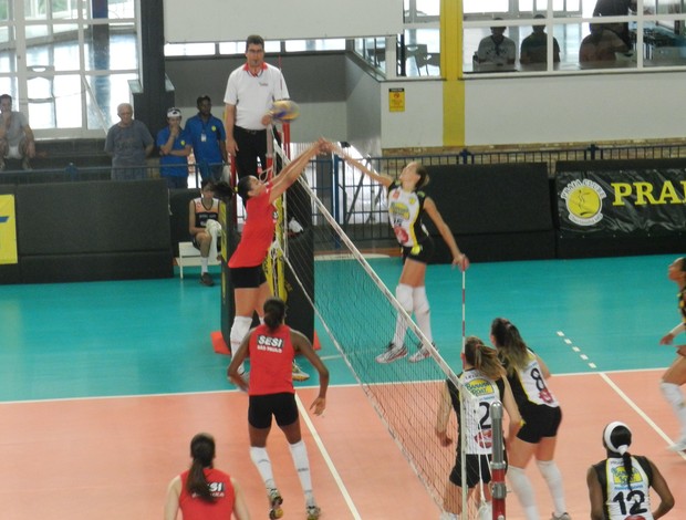 Praia e Sesi terminam empatam em último amistoso entre equipes   (Foto: Felipe Santos)