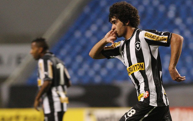 bruno mendes botafogo x  atletico-go (Foto: Marcelo Santos/AGIF)