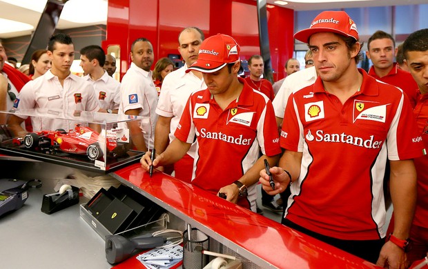 Alonso e Massa chegada Ferrari World Abu Dhabi (Foto: AFP)