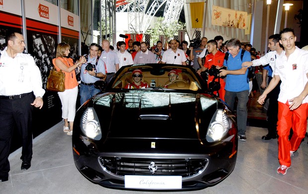 Alonso e Massa chegada Ferrari World Abu Dhabi (Foto: AP)