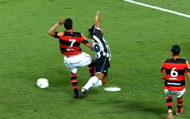 Ronaldinho Gaúcho, do Atlético-MG, pede pênalti após ser derrubado por Ibson aos 10 minutos (Foto: Reprodução SporTV)