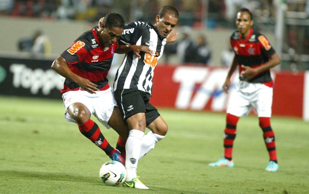 Pierre e Cleberson, Atlético-MG e Flamengo (Foto: Paulo Fonseca / Futura Press)