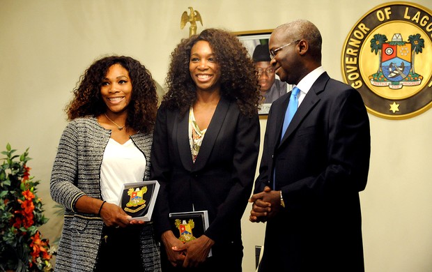 Serena e Venus Williams são recebidas por Governador em cidade da Nigéria (Foto: AFP)