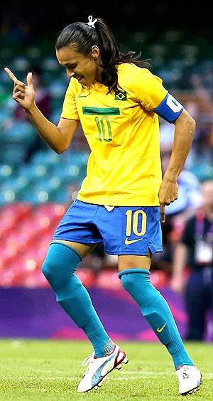 Marta comemora gol do Brasil contra Camarões (Foto: Reuters)