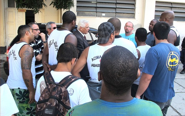 Roberto Dinamite com torcida organizada do Vasco em São Januário (Foto: Gustavo Rotstein / Globoesporte.com)