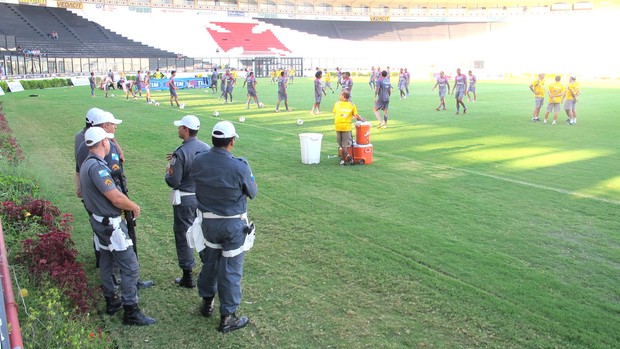 Policiamento, treino Vasco (Foto: Gustavo Rotstein / Globoesporte.com)