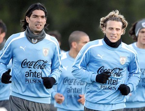 Loco Abreu e Diego Forlan no treino da seleção do Uruguai (Foto: Reuters)