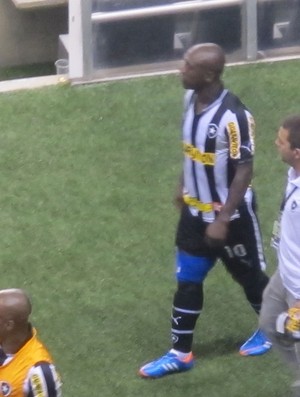 seedorf Botafogo x Atlético-GO (Foto: Thales Soares/GLOBOESPORTE.COM)