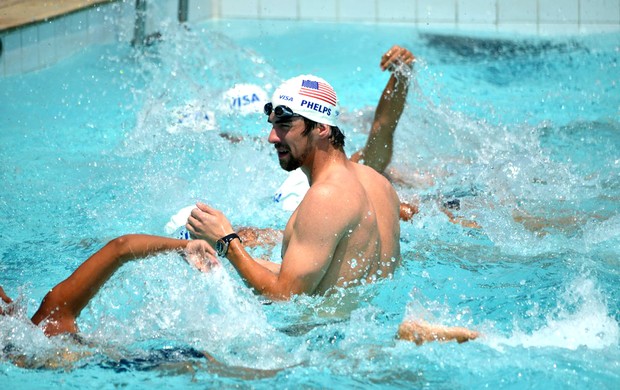 Michael Phelps na piscina do Complexo do Alemão (Foto: Nelson Veiga / Globoesporte.com)