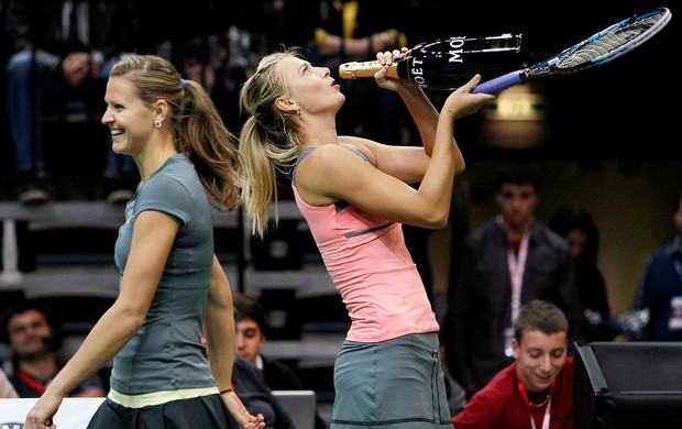 Maria Sharapova brincando tênis comemorativo Lucie Safarova (Foto: Reuters)