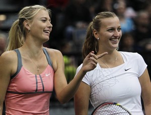 Maria Sharapova venceu as locais Petra Kvitova e Lucie Safarova na exibição em Praga (Foto: Reuters)