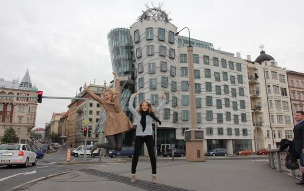 Em Praga, Sharapova visita o prédio desenhado pelo arquiteto canadense Frank Gehry (Foto: Reprodução / Facebook)