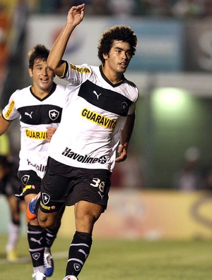 Bruno Mendes comemora gol do Botafogo contra o Figueirense (Foto: Ag. Estado)