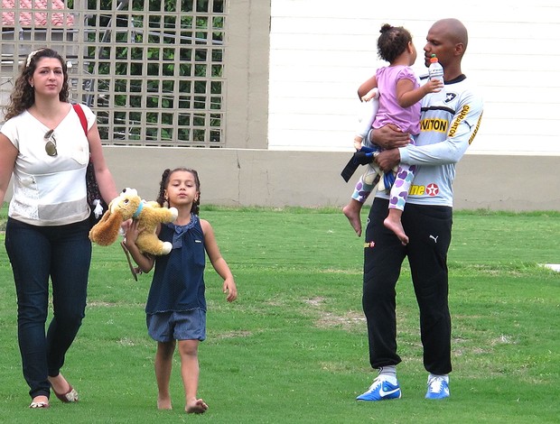 Jefferson com esposa e filhas (Foto: Thales Soares / Globoesporte.com)