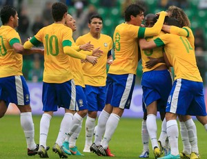 paulinho brasil x japão (Foto: AFP)