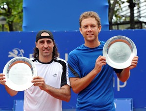 Ídolos brasileiros, Jaime Oncins e Fernando Meligeni exibem troféu do Desafio dos Campeões (Foto: Divulgação)