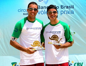 Marcus e Guto vôlei de praia premiação (Foto: Laudemir Nogueira / CBV)