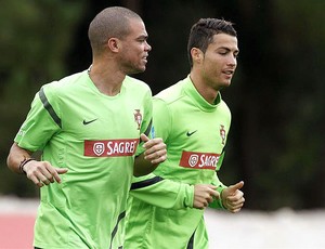 Cristiano Ronaldo e Pepe no treino de Portugal (Foto: Reuters)