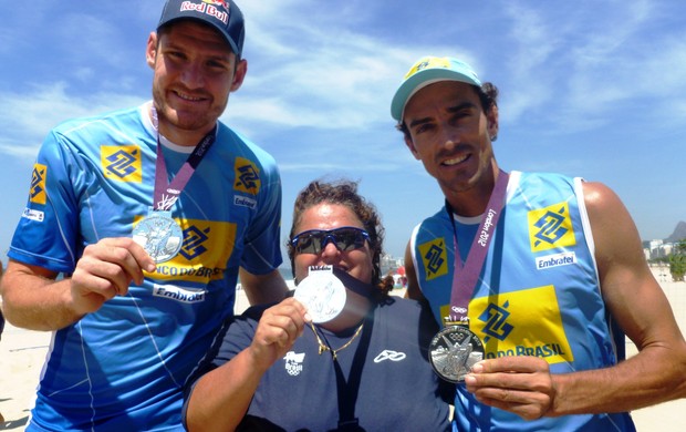 Alison, Emanuel, Letícia vôlei de praia medalha Londres 2012 (Foto: DIVULGAÇÃO)