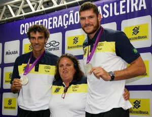 Alison e Emanuel desembarcam no Rio após a medalha de prata em Londres (Foto: Alexandre Arruda/CBV)