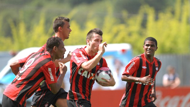 Comemoração Elias, Atllético-Pr e América-MG (Foto: Geraldo Bubniak / Agência Estado)