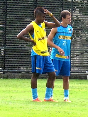 Vitinho e Lucas no treino do Botafogo (Foto: André Casado / Globoesporte.com)