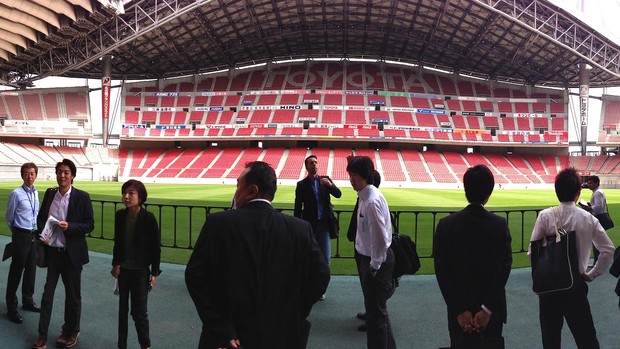 EDU Corintihans vistoriam estádio da estréia (Foto: MItsuo Kawasaki / TV Globo)