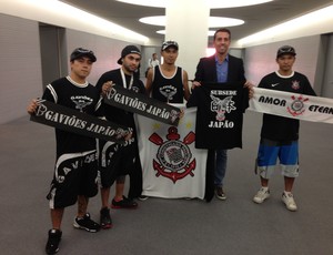 Edu com torcedores do Corinthians no Japão (Foto: Kawasaki Mitsuo / TV Globo)