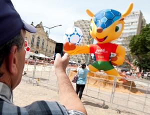 Mascote da Copa é exposto no centro de Porto Alegre (Foto: Gustavo Gargioni / Palácio Piratini, DVG)