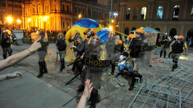 tatu-bola mascote derrubado porto alegre protesto copa (Foto: Bruno Alencastro / Agência RBS)