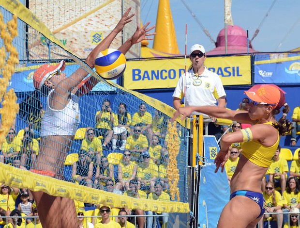 Juliana bloqueia Taiana na final da etapa de Goiânia do Circuito Brasileiro de Vôlei de Praia (Foto: Mauricio Kaye / CBV)