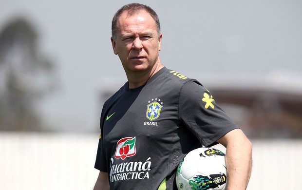 Mano Menezes no treino da seleção brasileira (Foto: Mowa Press)