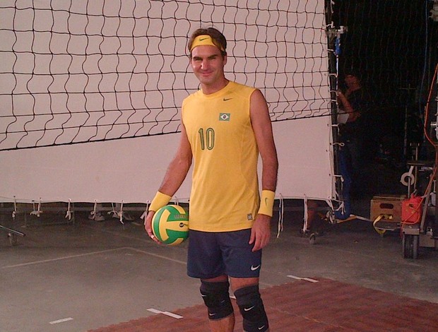 Roger Federer com a camisa da seleção de vôlei (Foto: Reprodução)