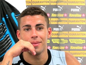 Gabriel na entrevista do Botafogo (Foto: Thales Soares / Globoesporte.com)