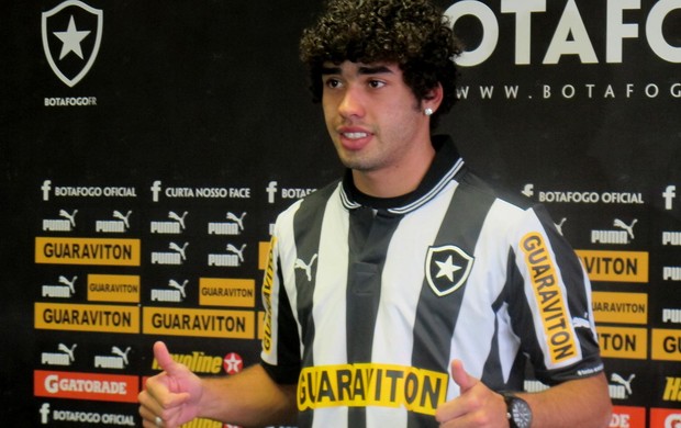 Bruno mendes botafogo apresentação (Foto: Fred Huber / Globoesporte.com)