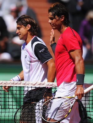 Vencedor, Nadal fala com Ferrer após partida da semifinal em Roland Garros, em junho (Foto: Getty Images)