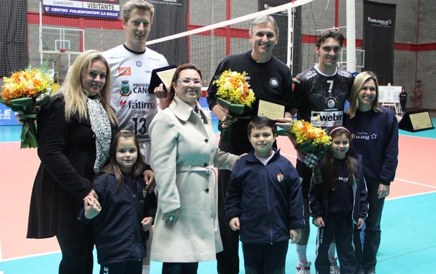 homenagem que o La Salle prestou aos campeões olímpicos, Giba, Paulão e Gustavo canoas vôlei bolívar amistoso (Foto: Fernando Potrick/Divulgação TXT Assessoria)