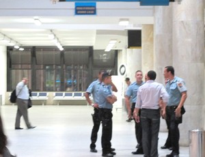 policiais para escolta de ronaldino e atlético-mg (Foto: Janir Junior / Globoesporte.com)