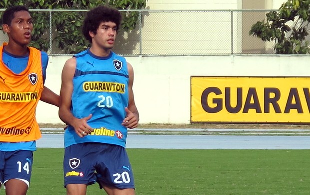 Treino do Botafogo, Bruno Mendes (Foto: Thales Soares / Globoesporte.com)