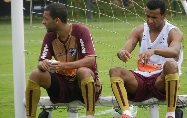 Jogadores do Galo descansam após o treino (Foto: Rodrigo Fuscaldi / Globoesporte.com)