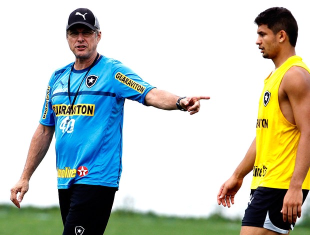 Oswaldo de Oliveira e Elkeson no treino do Botafogo (Foto: Jorge William / Ag. O Globo)