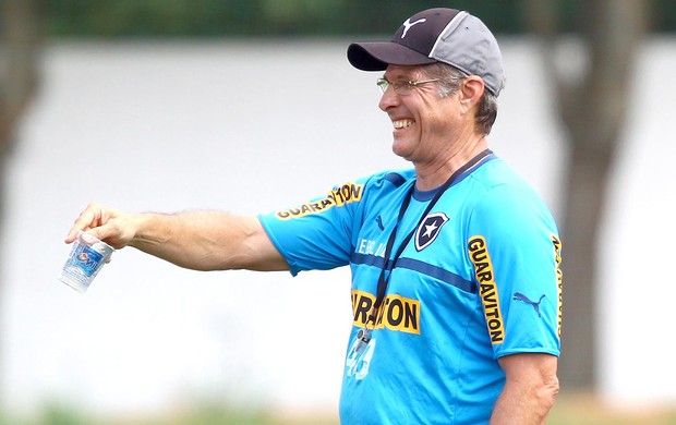 Oswaldo de Oliveira no treino do Botafogo (Foto: Ivo Gonzalez / Agencia O Globo)