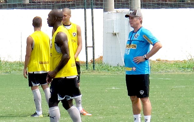 Seedorf e Oswaldo de Oliveira no treino do Botafogo (Foto: Thales Soares / Globoesporte.com)