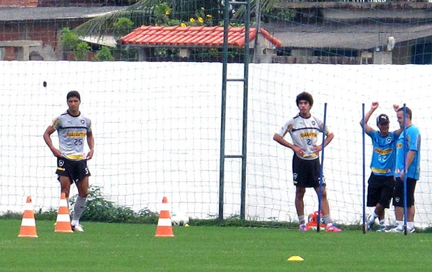 Renato e Bruno Mendes no treino do Botafogo (Foto: Thales Soares / Globoesporte.com)